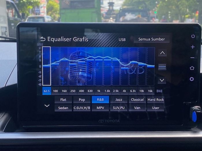 Pilih R&amp;B Preset Equalizer pada head unit Toyota Agya GR Sport untuk mendapatkan bass lebih