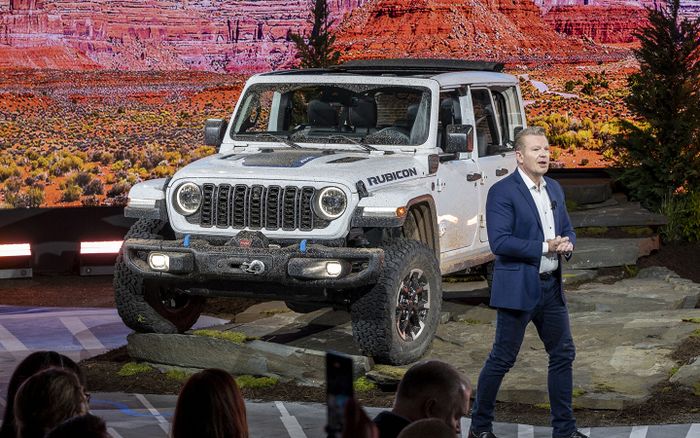 Christian Meunier, CEO Jeep, saat memberikan sambutan pada peluncuran Jeep Wrangler 2024.