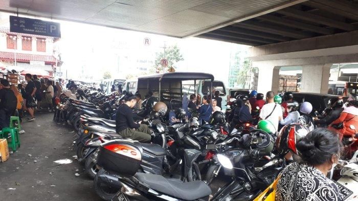 Tarif parkir liar di pasar Tanah Abang, Jakarta Pusat, motor ditarik Rp 10 ribu