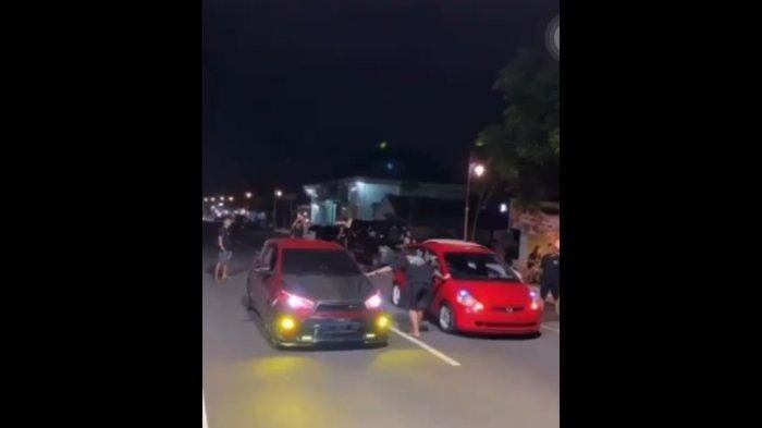 Rekaman video saat Toyota Yaris dan Honda Jazz GD3 diduga lakukan balap liar di jalan raya Empunala, Magersari, kota Mojokerto, Jawa Timur