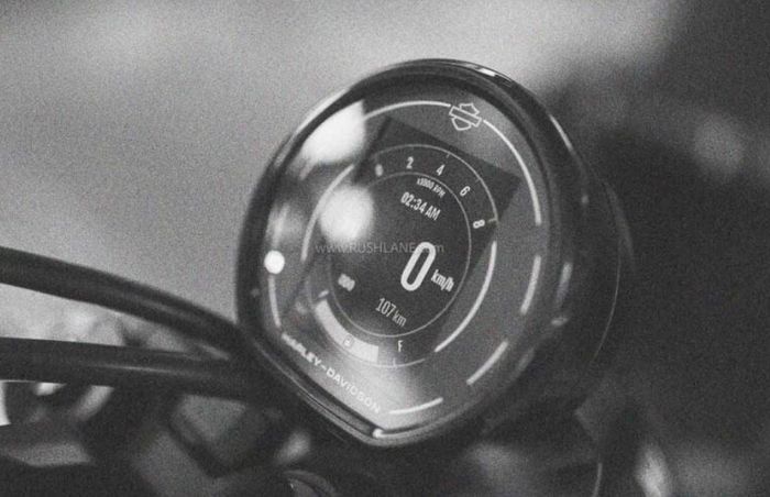 Panel instrumennya digital dan terkoneksi dengan smartphone.