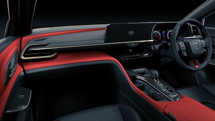 Interior Toyota Crown Sport berkesan sporty dengan sentuhan warna merah.