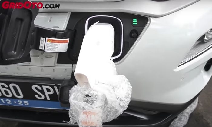 Daya listrik dari Hyundai Mobile Charging Service hanya cukup untuk ke SPKLU terdekat.