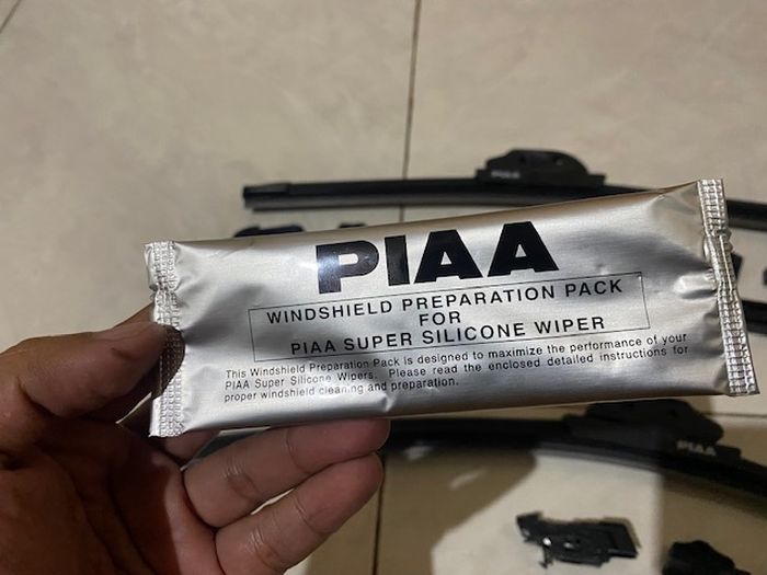 Tisu khusus dari PIAA untuk dilap ke kaca depan sebelum menggunakan wiper 