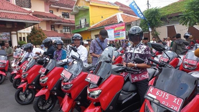 Penyerahan Yamaha NMAX dinas untuk Kades se-Kabupaten Jepara ini berlangsung di area parkir Mal Pelayanan Publik, Jalan Kartini, (10/4/23). 