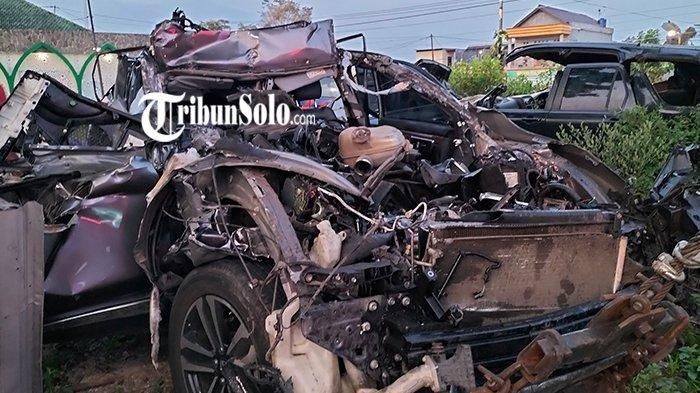 Honda CR-V yang tabrak truk boks dari belakang di Tol Semarang-Solo