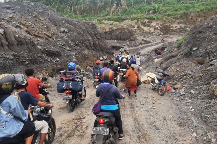Inilah jalur alternatif Curah Kobokan atau tol Cikali di Lumajang, Jatim saat jembatan Gladak Perak rusak diterjang erupsi Gunung Semeru