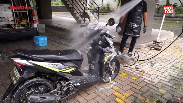 Mencuci motor hanya membersihkan bagian luar motor dan rangka saja
