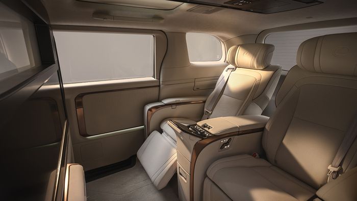 Interior Lexus LM terbaru yang kini lebih mewah.