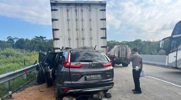 Kecelakaan Honda CR-V menabrak truk boks di Tol Semarang-Solo yang menyebabkan tiga orang meninggal dunia pada Sabtu (15/4/2023).