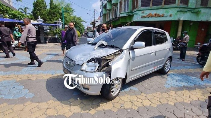 Kondisi fender depan kiri dan kap mesin KIA Picanto terkoyak usai temper KA Batara Kresna