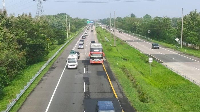 Pantauan arus lalu lintas di Jalan Tol Cipali Km 176, Rabu (19/04/2023).