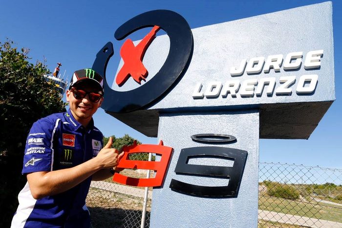 Jorge Lorenzo ketika masih membela Yamaha pada 2013, berfoto di depan monumen yang berada di tikungan ke-13 sirkuit Jerez yang resmi dinamakan Curva Jorge Lorenzo.