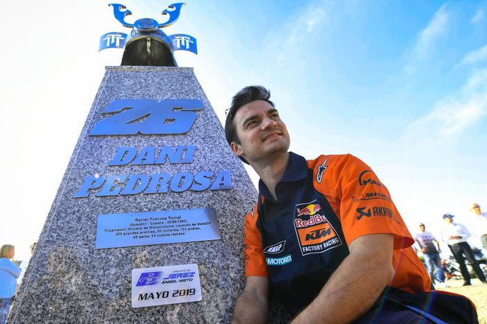Dani Pedrosa pada 2016, berfoto di depan monumen yang berada di tikungan ke-6 sirkuit Jerez yang resmi dinamakan Curva Dani Pedrosa.
