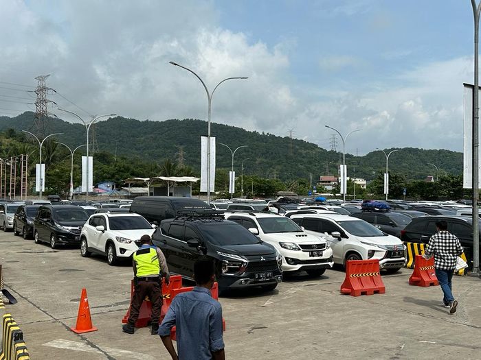 Antrian kendaraan di pelabuan penyeberakan Merak, Banten, mulai bertambah menjelang siang hari pada H+4 Lebaran (25/4/2023)