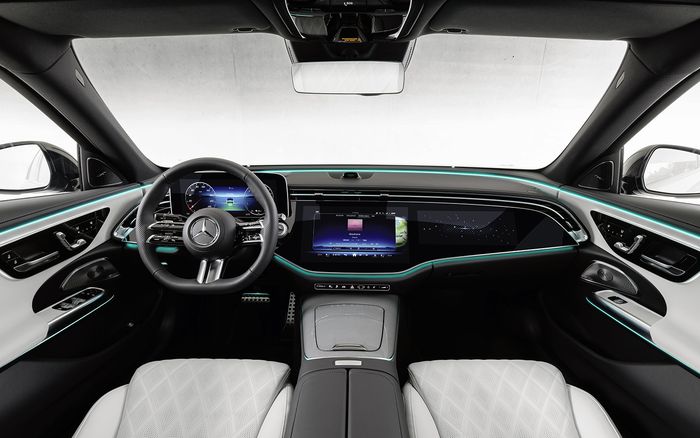 Interior Mercedes-Benz E-Class terbaru kini memiliki layar MBUX Superscreen terbaru.
