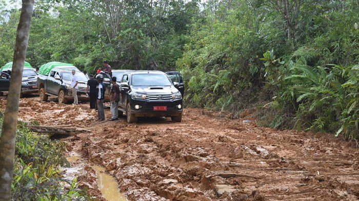Jalan rusak di Ketungau Hilir, Sintang, Kalimantan Barat tahun 2018 lalu
