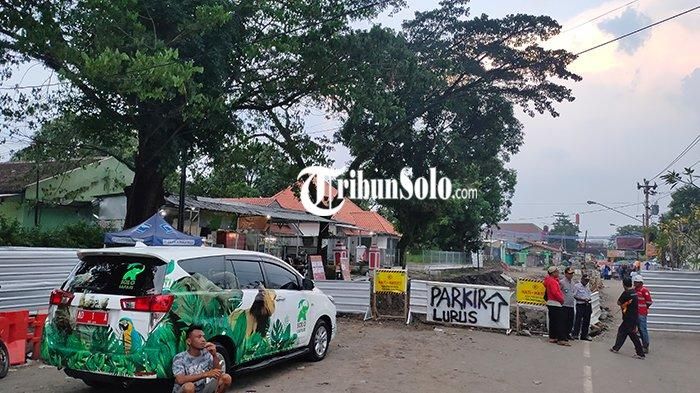 Mobil dinas Wali Kota Solo Gibran Rakabuming Raka ditinggal di area parkir liar, Rabu (26/4/2023)