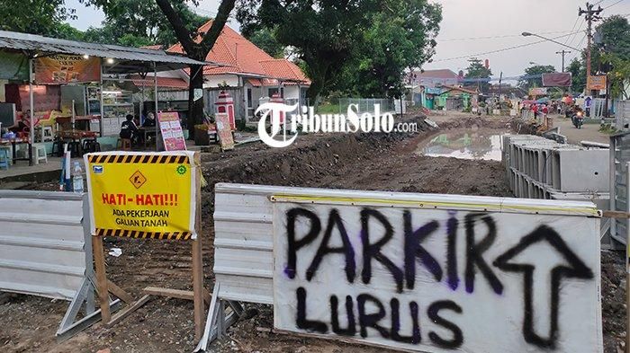 Area sekitar parkir liar di barat Viaduk Gilingan