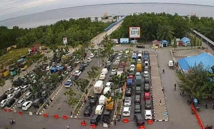 Antrean penyeberangan di Pelabuhan Roro Bengkalis pada Kamis (30/6/2022).