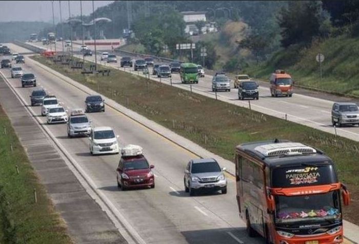 Rekayasa lalu lintas one way di tol Cipali