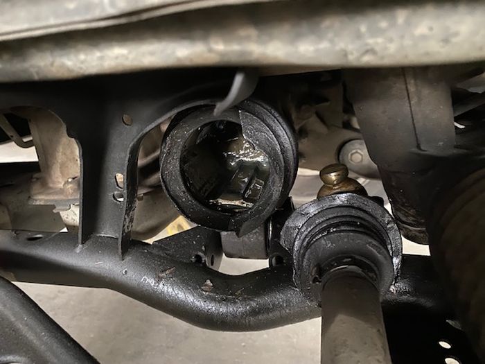 Ilustrasi as roda rusak parah pada roda depan 