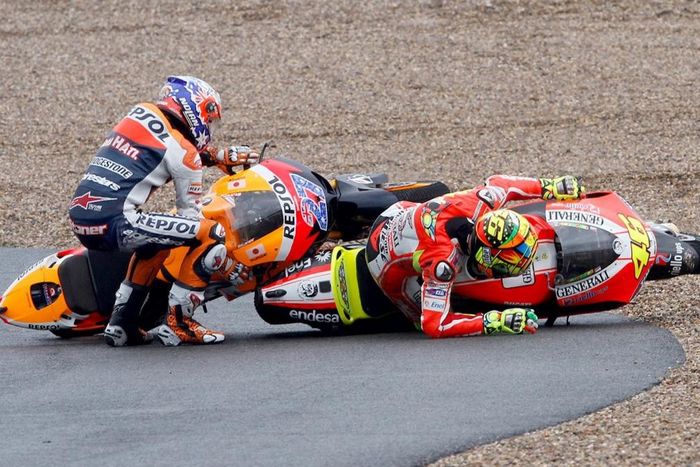 Momen tabrakan dengan Valentino Rossi yang menciptakan kutipan legendaris dari Casey Stoner di MotoGP Spanyol 2011.