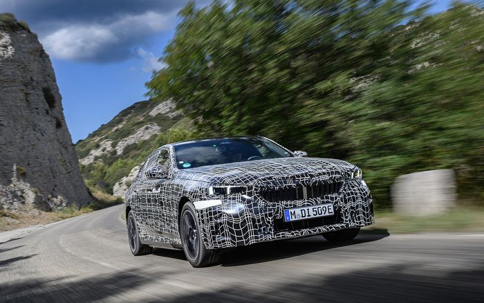 BMW i5 akan hadir bersama BMW Seri 5 terbaru.