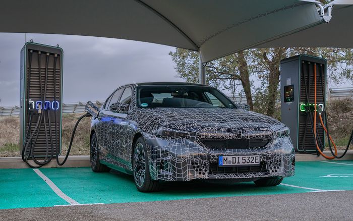 BMW i5 masih dalam kamuflase.