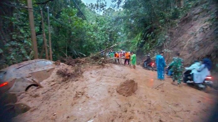 Proses evakuasi Honda Brio yang disapu tebing longsor di Kelok 9, Lima Puluh Kota, Sumatera Barat