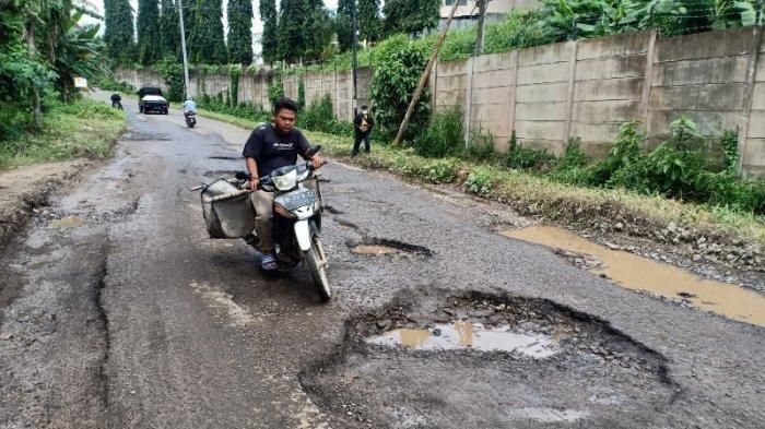 Ilustrasi jalan rusak