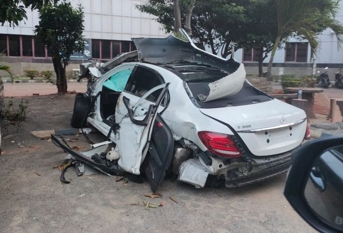 Kondisi Mercy E-300 yang tabrak pemotor hingga tewas