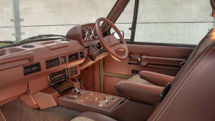 Interior Range Rover klasik Inverted yang telah direstorasi.