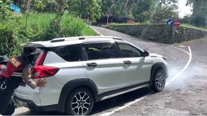 Tangkap layar Suzuki XL7 kesulitan melibas tanjakan sampai ban selip dan berasap.