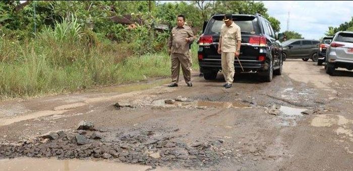 Gubernur Lampung Arinal Djunaidi meninjau jalan rusak parah di Rumbia Lampung Tengah pada Senin (1/3/2023) karena Jokowi akan berkunjung kesana.