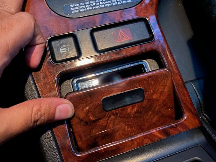 Ilustrasi buka tutup panel interior terhambat