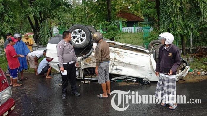 Pengemudi Pajero Spoort meninggal usai mobil terguling di depan makam