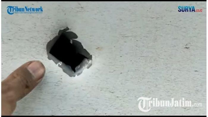 Foto detail lubang di pintu kanan depan bagian pengemudi Toyota Avanza milik Kades Kelbung, Galis, Bangkalan, Syaifuddin