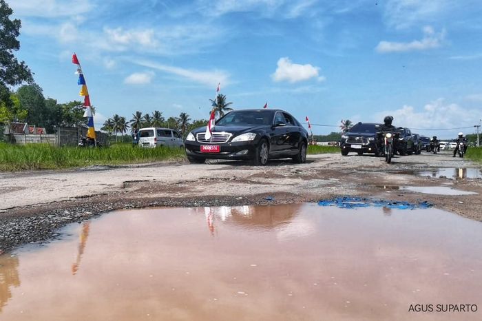 Mobil kepresidenan Mercedes-Benz S600 Guard melewati jalanan rusak di Lampung