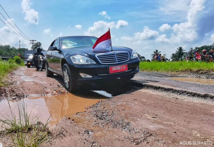 Mobil Kepresidenan Jokowi, Mercedes-Bens S600 Guard sempat tersangkut di jalan rusak Lampung, Jumat (5/5/23).