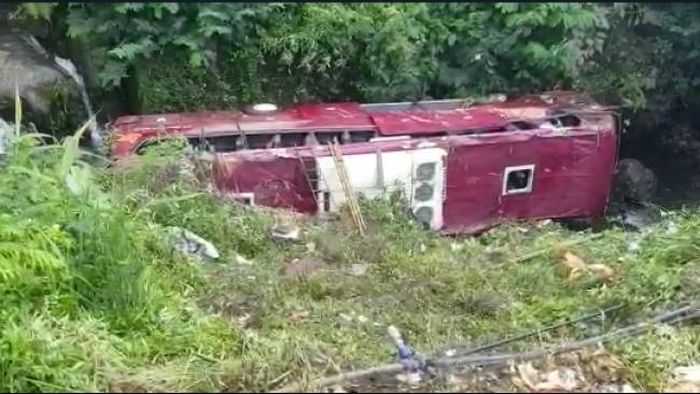 Sejumlah penumpang terluka akibat kecelakaan bus di Kawasan Wisata Guci, Tegal, Jawa Tengah, Minggu (7/5/2023) pagi.