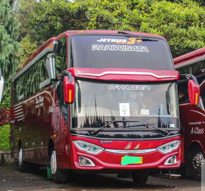 Fascia bus yang diduga masuk ke jurang di objek wisata Guci, di Tegal, Jawa Tengah 