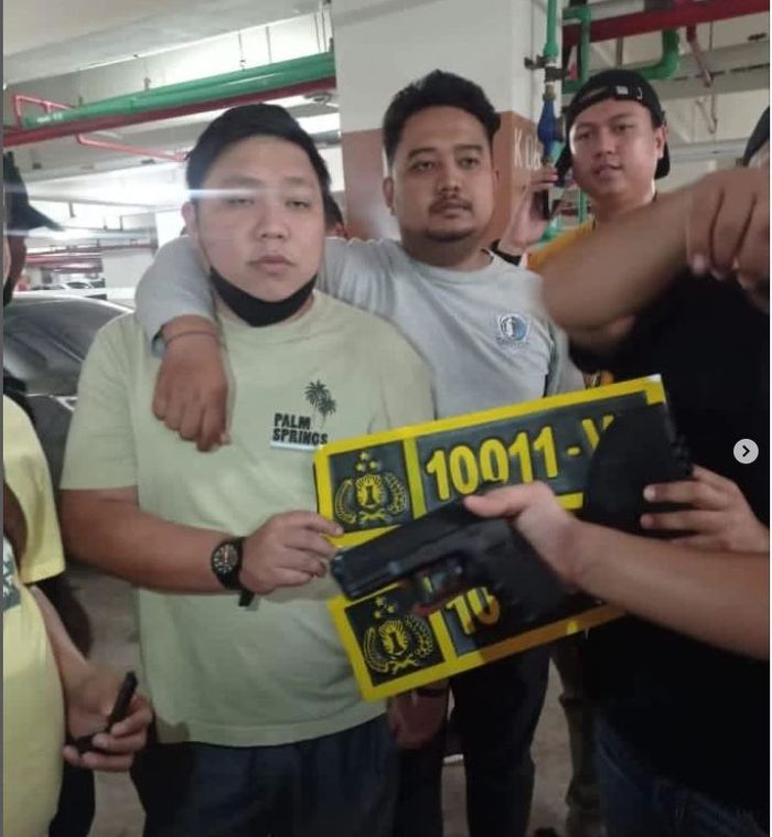 Penangkapan David Yulianto (32), si koboi jalanan tol Tomang usai aniaya sambil todong pistol ke sopir taksi online dan memakai pelat dinas Polri palsu 10011-VII