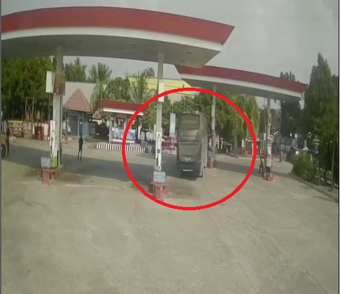 Dalam lingkaran merah, bus PMTOH BL 7739 A tabrak petugas SPBU 24.306.26 Indralaya, Ogan Ilir, Sumatera Selatan