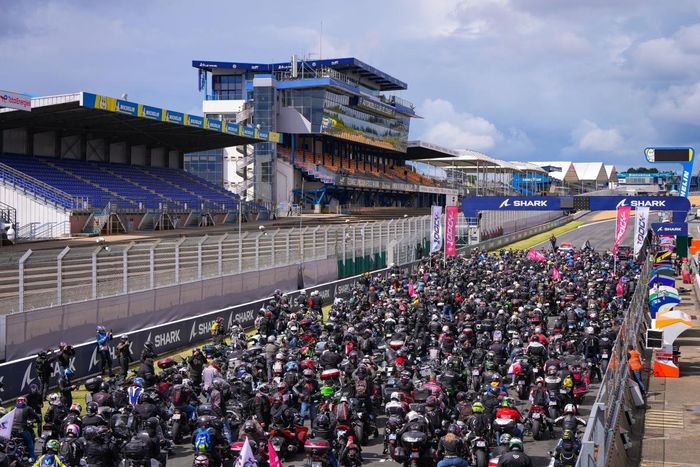 Fabio Quartararo dan Johann Zarco pimpin parade jelang GP ke-1000 di MotoGP Prancis 2023