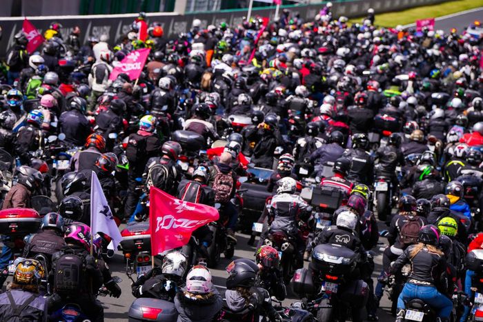 Fabio Quartararo dan Johann Zarco pimpin parade jelang GP ke-1000 di MotoGP Prancis 2023