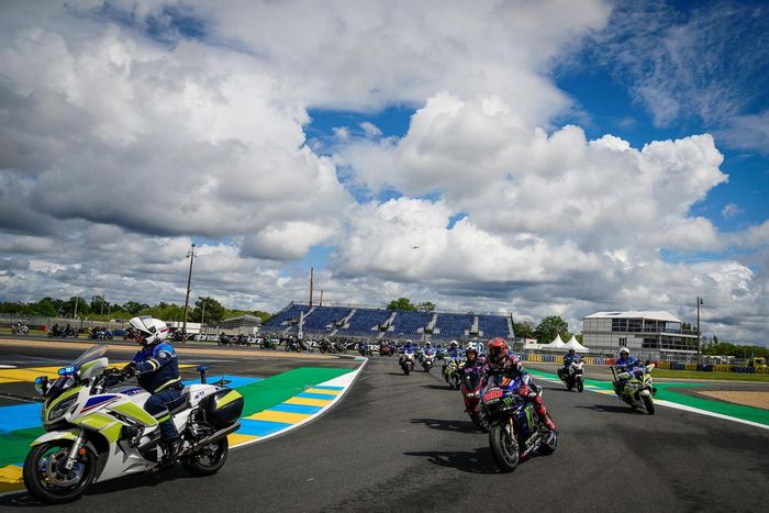 Fabio Quartararo dan Johann Zarco pimpin parade jelang GP ke-1000 di MotoGP Prancis 2023