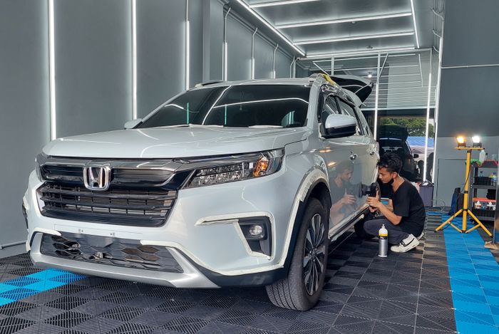 Jasa autodetailing dan ceramic coating yang disediakan oleh BFFilm Indonesia
