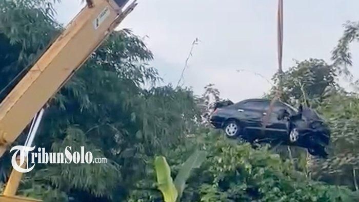 Proses evakusi Honda City terjun ke jurang sedalam 20 meter di Jatinom, Klaten, ditarik menggunakan crane