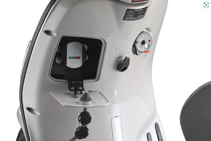 lubang pengisian BBM sudah ada di depan.